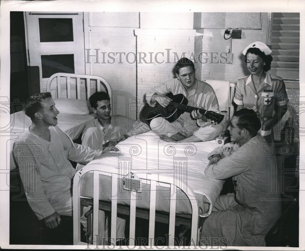 1952 Press Photo US Army at hospital, Pfc Gibson,Lt Col &amp; Mrs Dickerson,- Historic Images