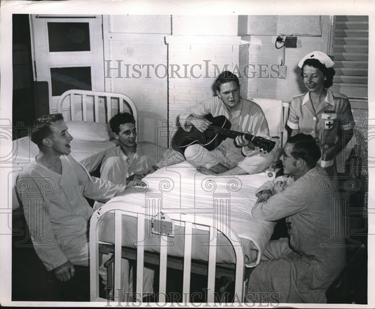 1952 Press Photo US Army at hospital, Pfc Gibson,Lt Col & Mrs Dickerson,- Historic Images