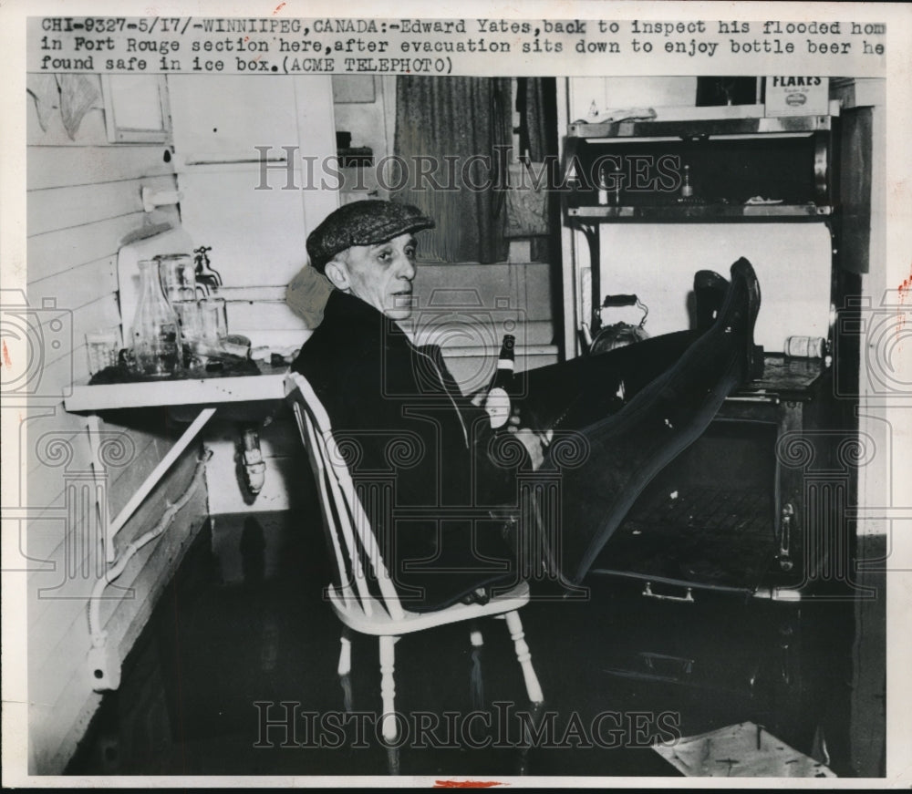 1950 Press Photo Edward Yates inspects his flooded home. Winnepeg canada
