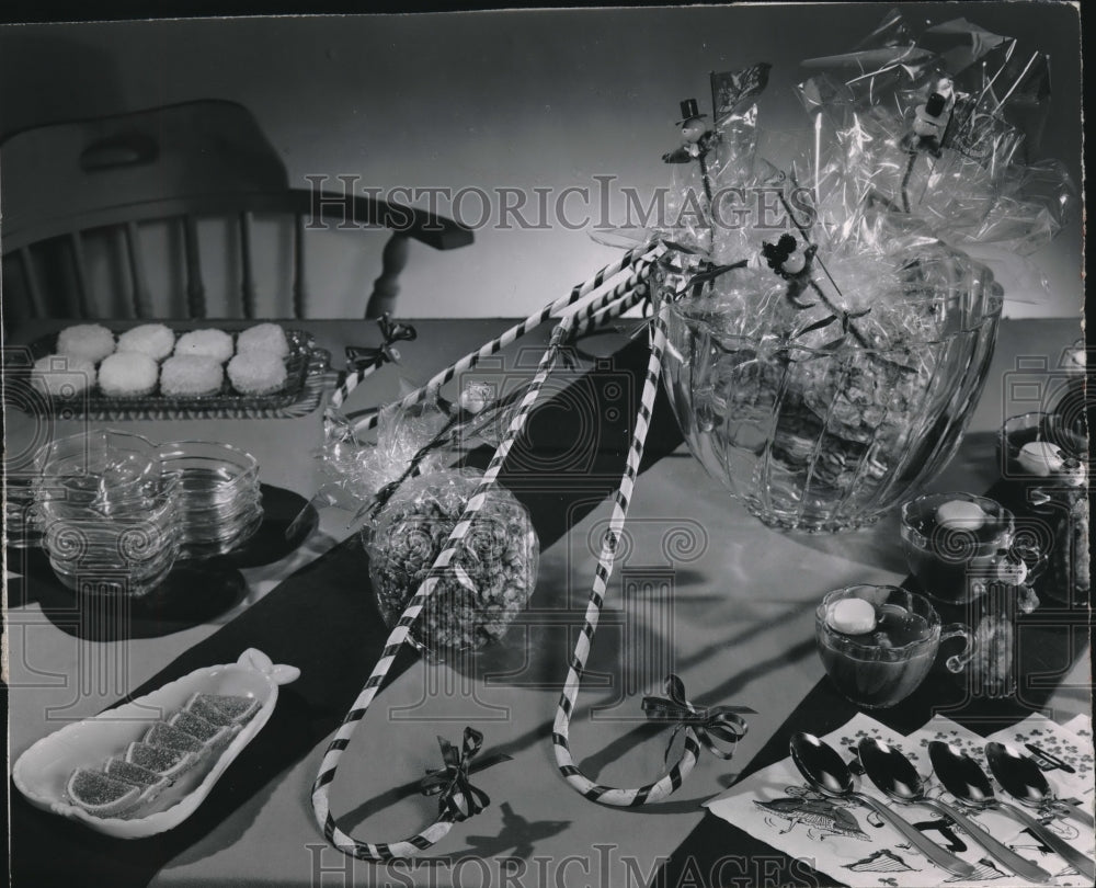 1958 Press Photo Party favors for St. Patrick's Day Party