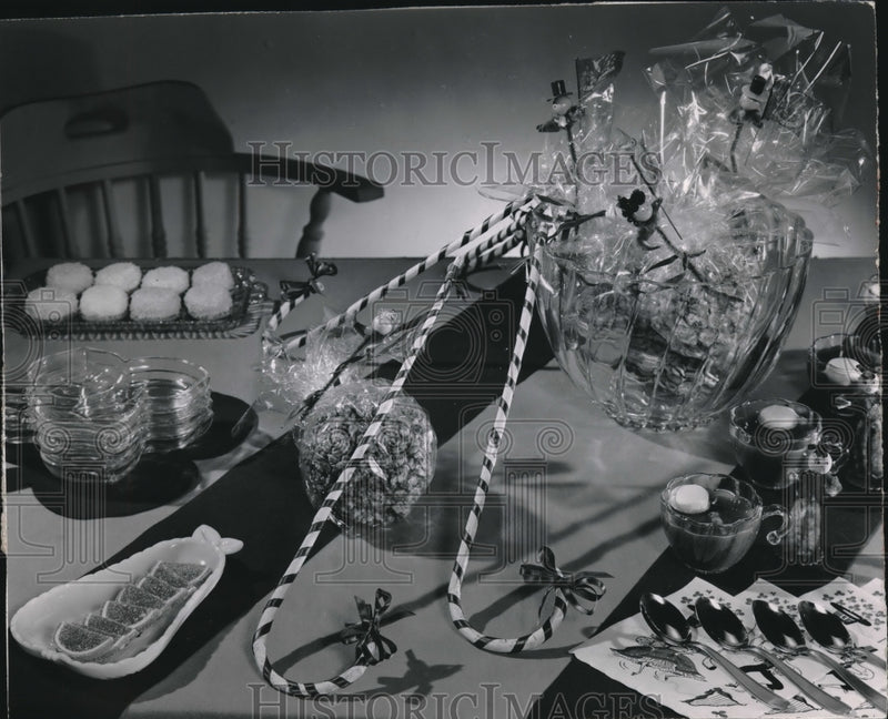 Load image into Gallery viewer, 1958 Press Photo Party favors for St. Patrick's Day Party
