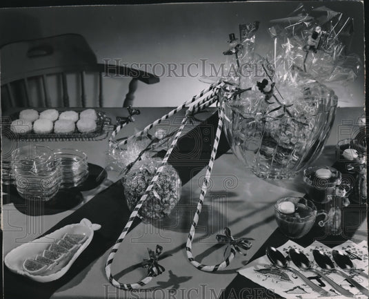 1958 Press Photo Party favors for St. Patrick's Day Party