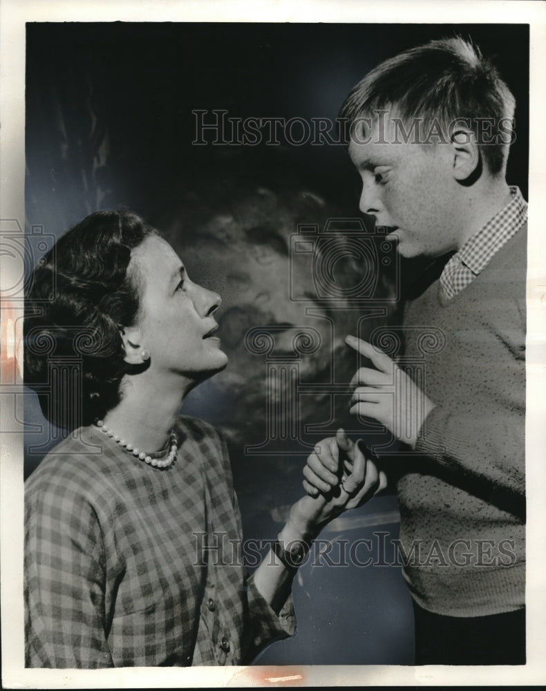 Load image into Gallery viewer, 1961 Press Photo Leora Dana &amp; Seth Edwards Star In "The Working Mother"
