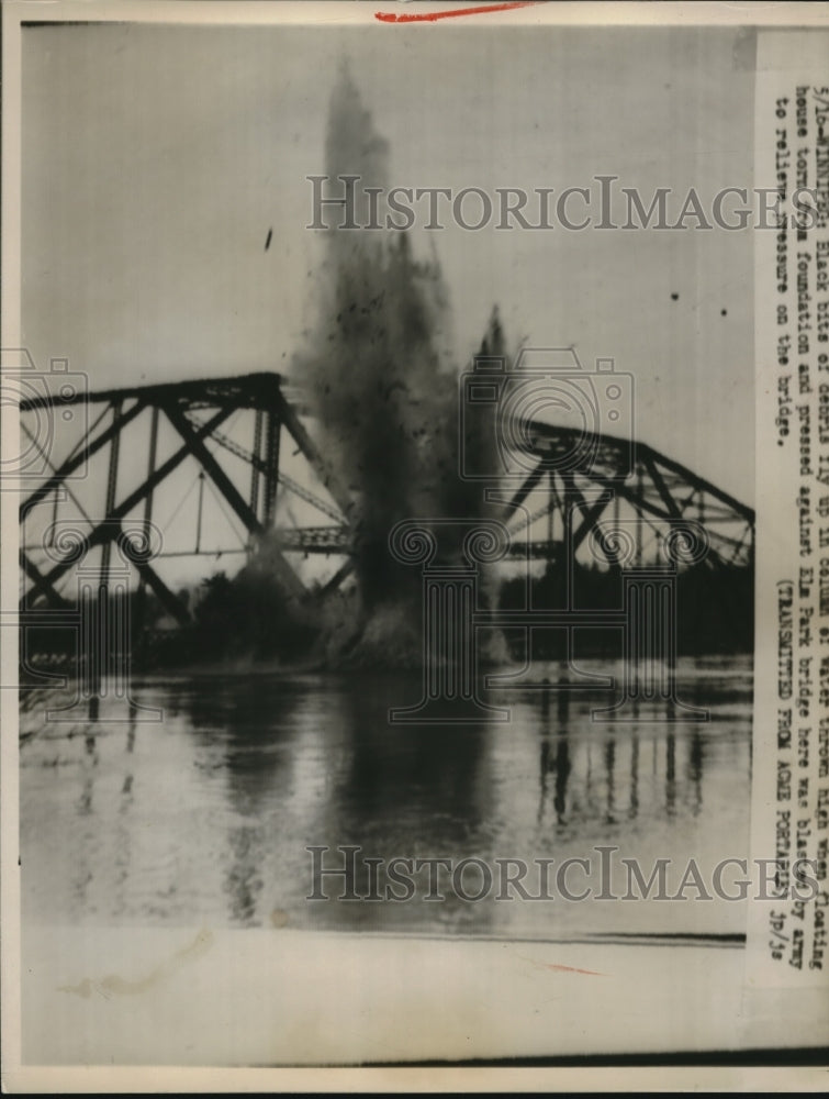 1950 Press Photo Winnipeg, Canada  bridge blasted to relive water pressure- Historic Images