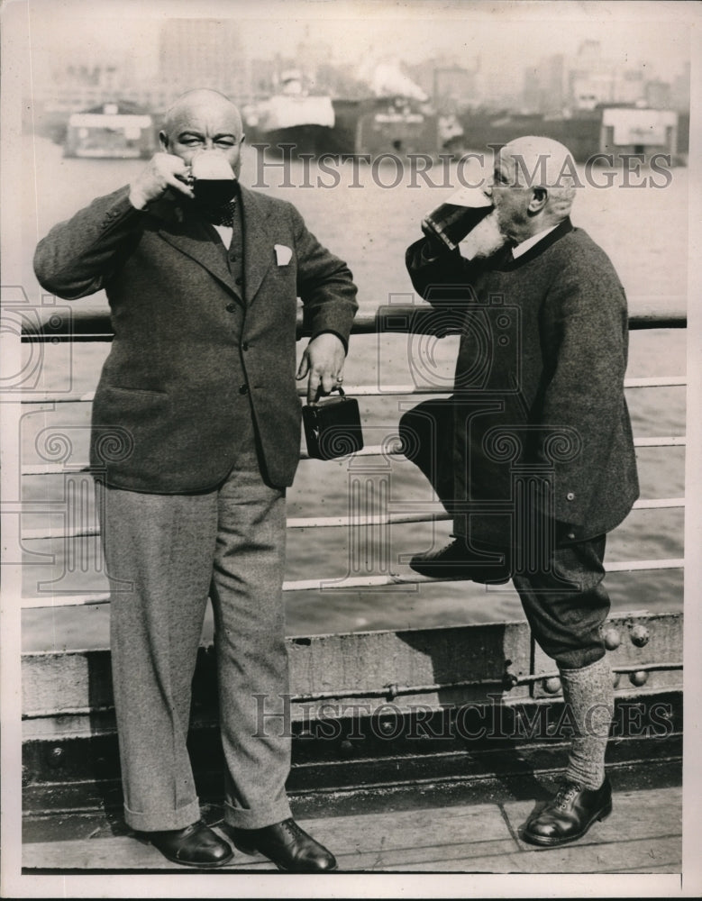 1935 Press Photo Germans Erich Ritter & Christian Vogel Drink Beer