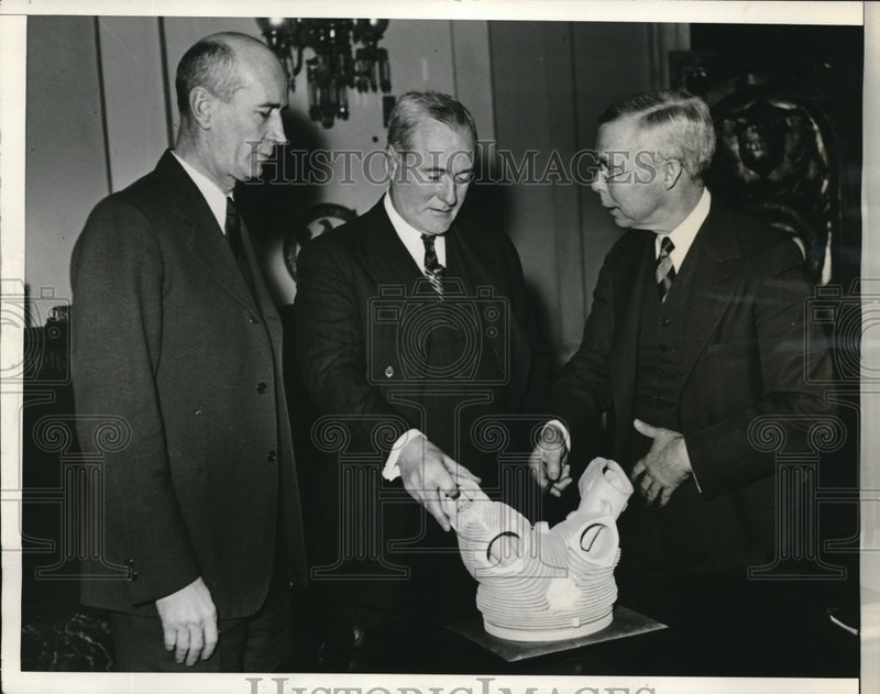 Load image into Gallery viewer, 1934 Press Photo Ernest King,John Delaney, Geo Gobbons of ALCOA
