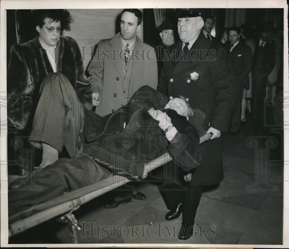 1947 Press Photo Visitor To British Consulate In Chicago Shot