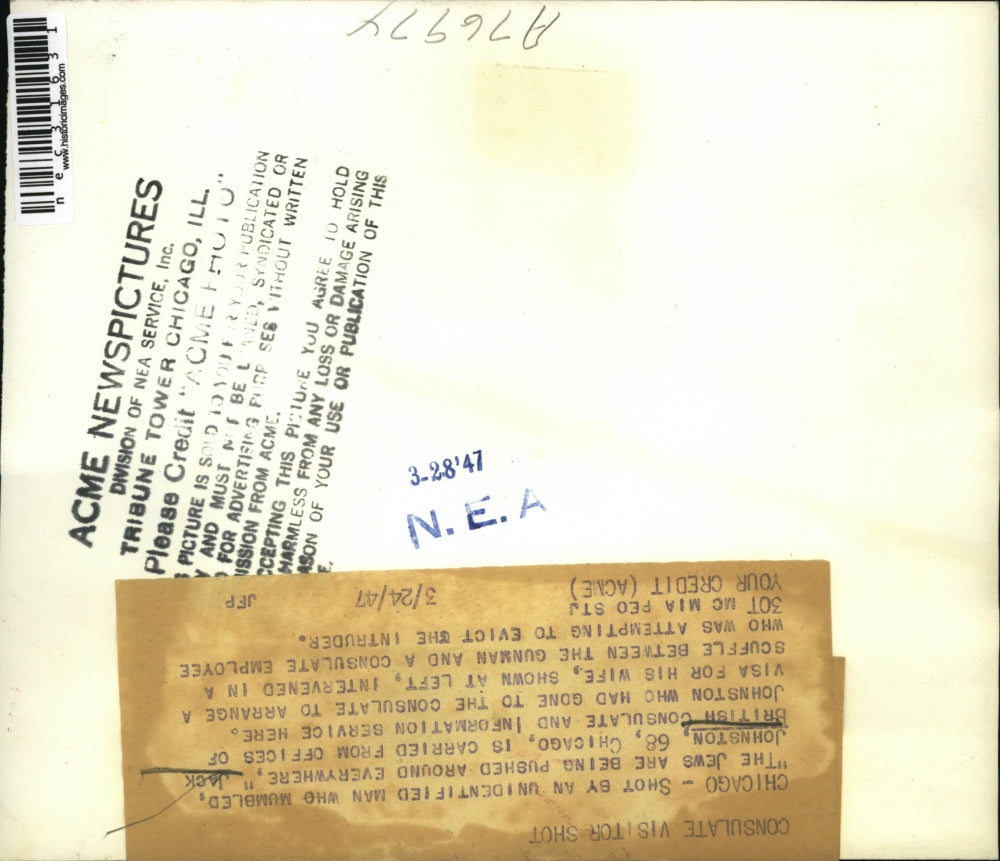 1947 Press Photo Visitor To British Consulate In Chicago Shot