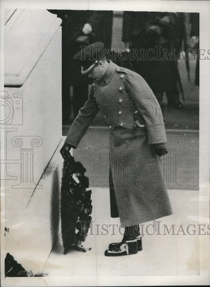 1933 Press Photo Prince of Wales places wreath at Cenotaph in London- Historic Images