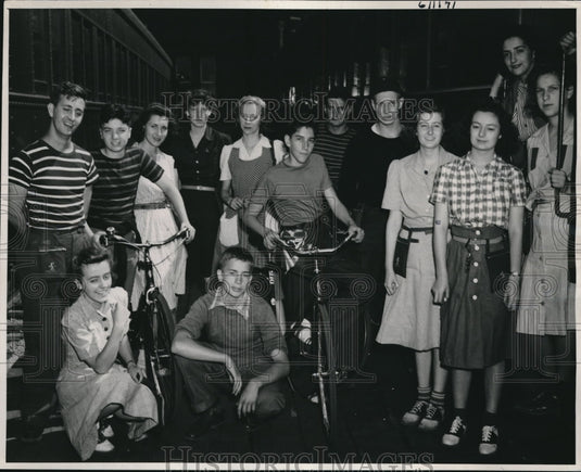 1941 Press Photo American Youth Hostels Party Arrives At Bonaventure Station- Historic Images