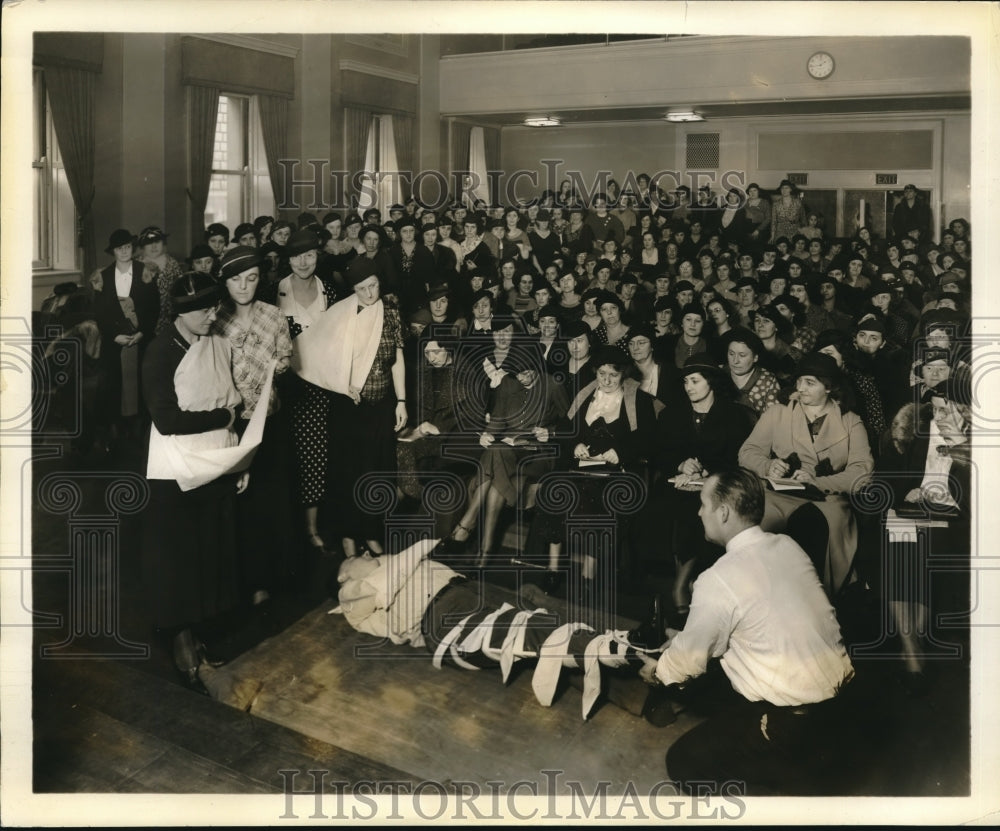 1935 Press Photo Red Cross Gives First Aid Instruction To 170 Safety Chairmen