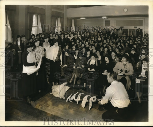 1935 Press Photo Red Cross Gives First Aid Instruction To 170 Safety Chairmen