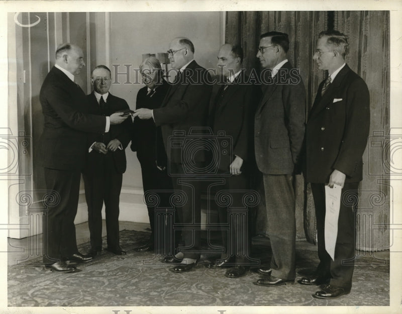 Load image into Gallery viewer, 1929 Press Photo The Annual award of Anthony N Brady Memorial Medals
