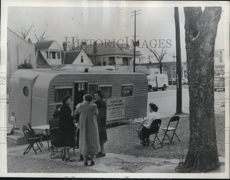 Load image into Gallery viewer, 1950 Press Photo Diabetes lab
