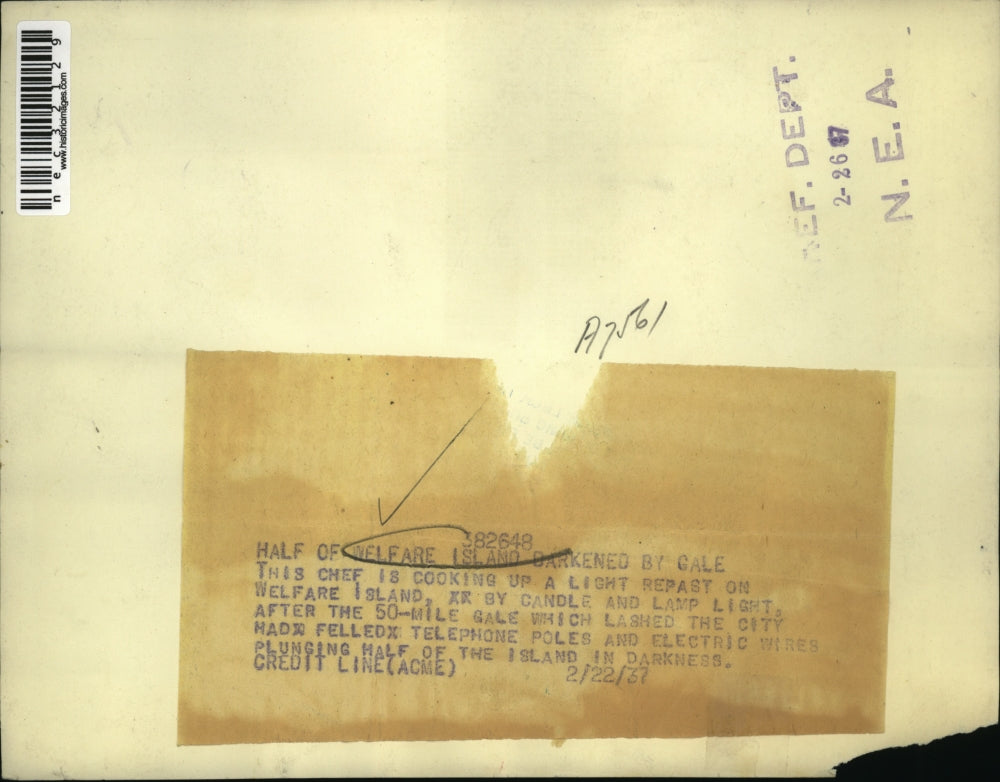 1937 Press Photo Check Cooking By Candle After Welfare Island Darkened by Gale