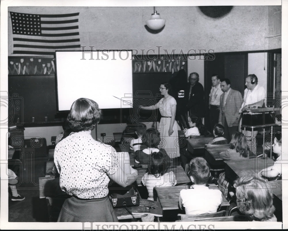1956 Press Photo Magdalen Donnelly, 5th Grade Bay City teacher in classroom