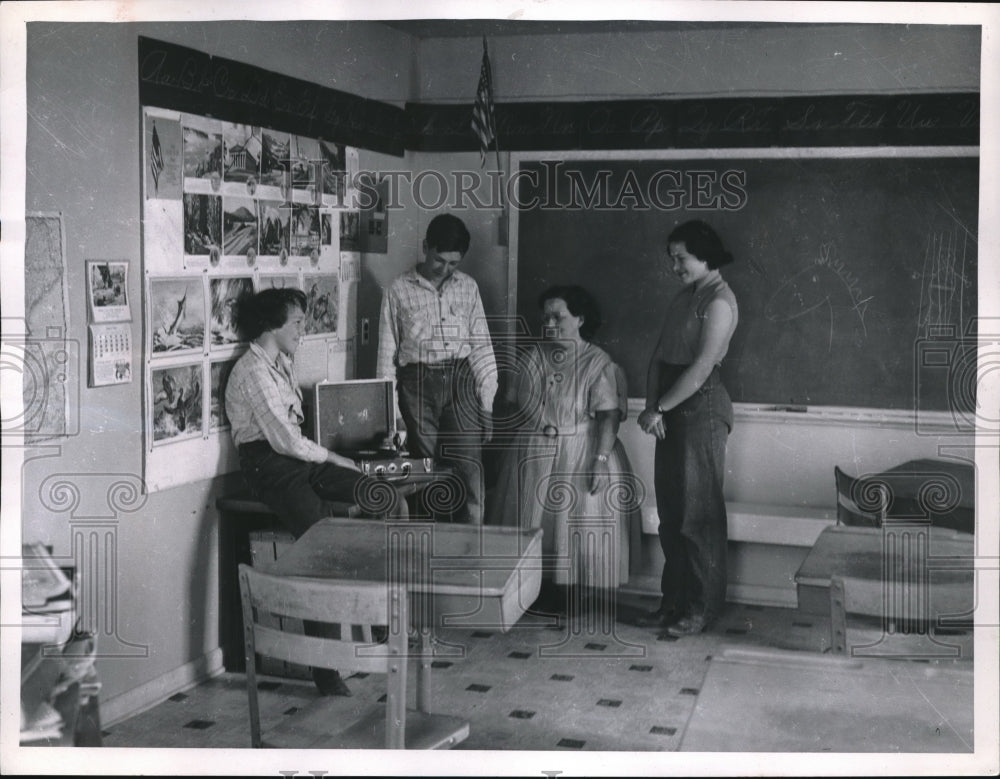 1956 Press Photo Student body & faculty of the River Bend school in Bates Hole