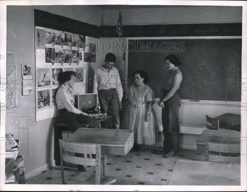 Load image into Gallery viewer, 1956 Press Photo Student body &amp; faculty of the River Bend school in Bates Hole
