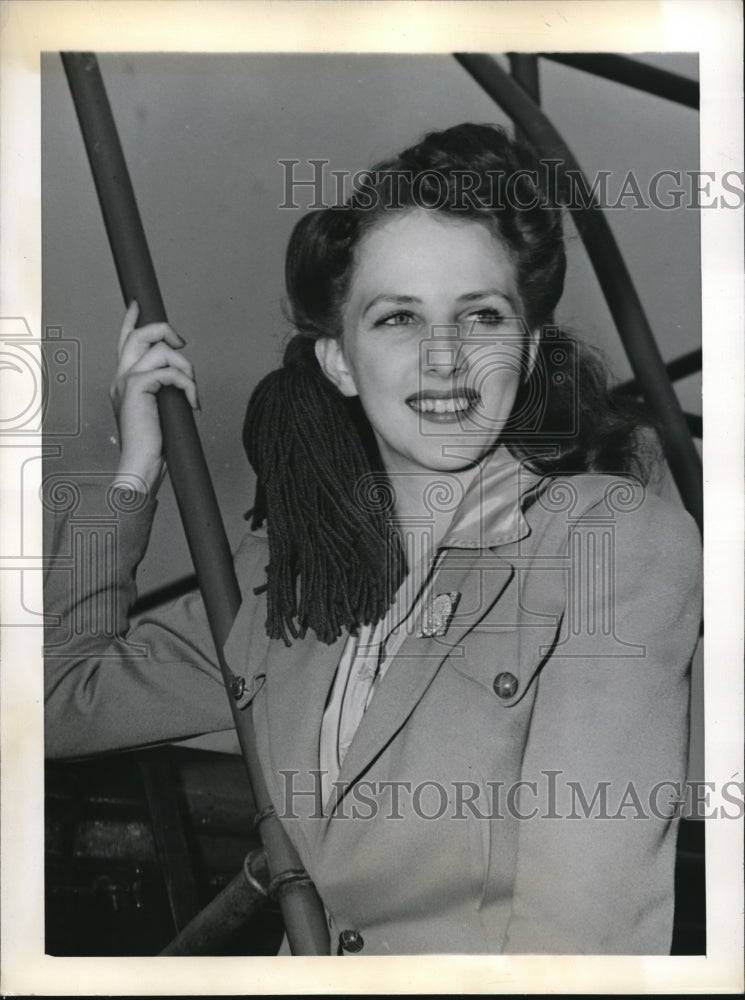 1941 Press Photo Sales Lady Lillian Lozanoff