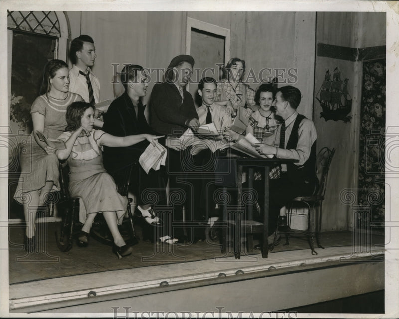 Load image into Gallery viewer, 1935 Press Photo Kath Reynolds,Mrs Kitty Kirk, Fenner,Ed Kirk,H Moore
