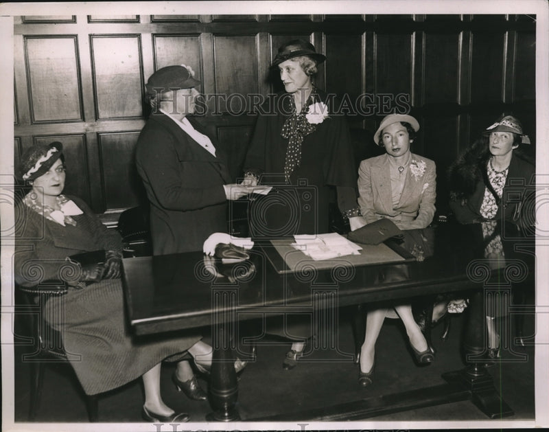 Load image into Gallery viewer, 1935 Press Photo NY Gov wife Mrs HH Lehman, Mr sJ Rossman,Mrs L Bloomingdale,
