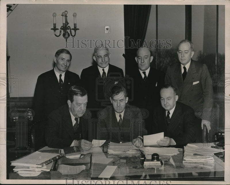 Load image into Gallery viewer, 1937 Press Photo D.C. Agri Sec Wallace,Eh Everson,LJ Taber,HR Tolley,E O'Neal
