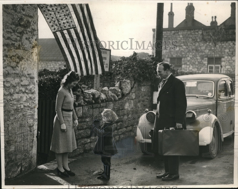 1941 Press Photo Geraldine Bellows American Family Financing Work England Hostel- Historic Images