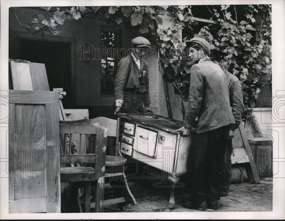 1947 Press Photo Guta, Hungary, resettlers move furniture into homes - nec32458- Historic Images