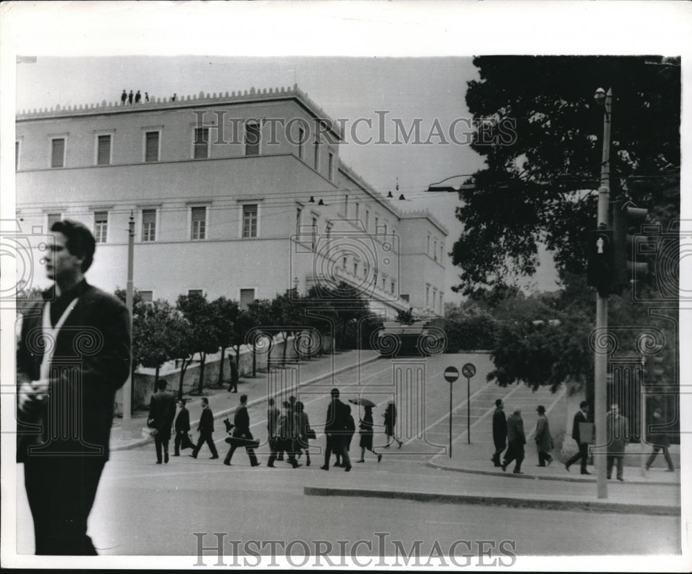 1967 Press Photo Athens, Greece citizens near Parliament building