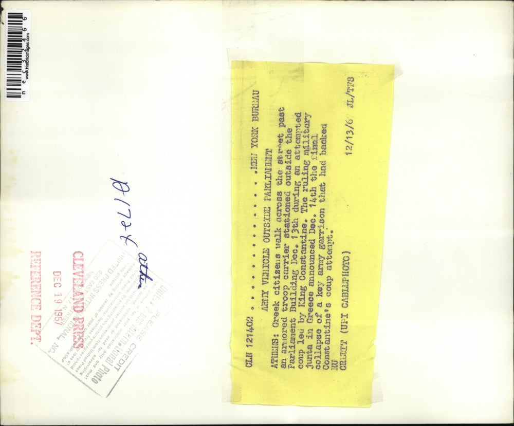 1967 Press Photo Athens, Greece citizens near Parliament building