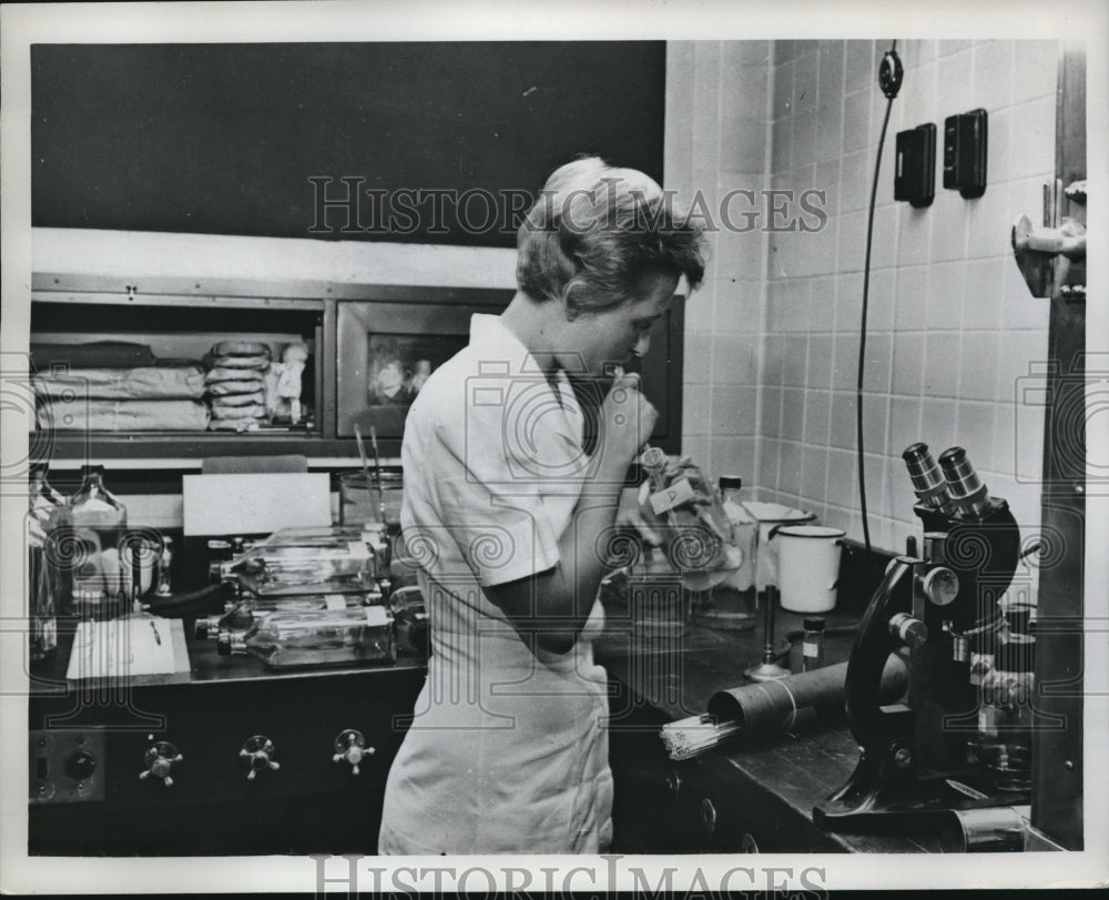 1959 Press Photo technician at Nat'l Institute of Allergy & Infectious Diseases