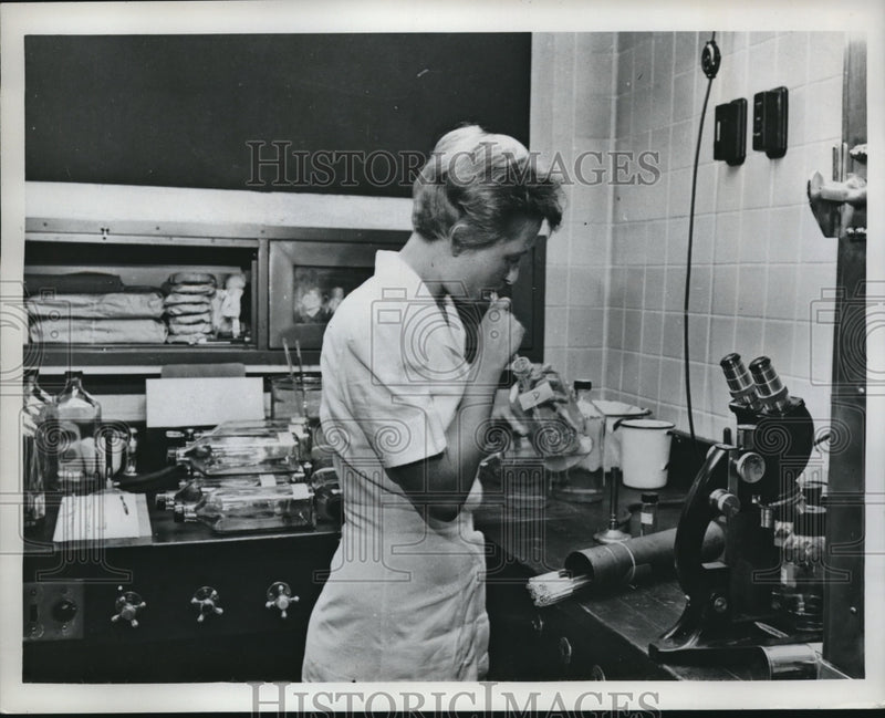 Load image into Gallery viewer, 1959 Press Photo technician at Nat'l Institute of Allergy &amp; Infectious Diseases
