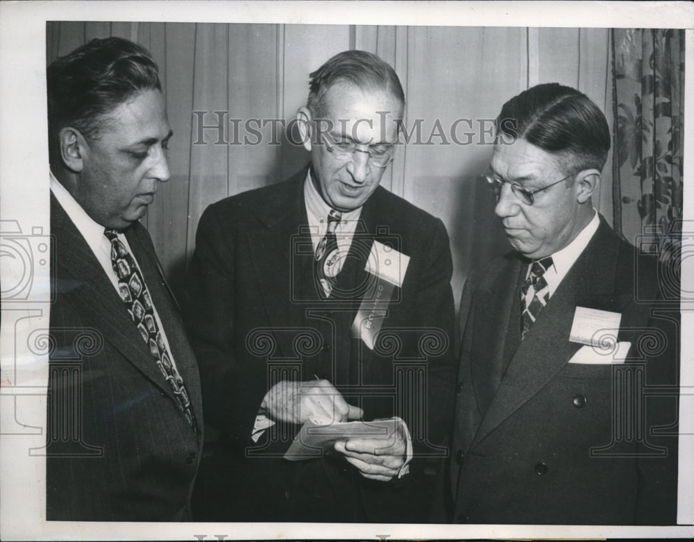 1945 Press Photo NYC, Natl Assoc of Mfgrs, KM Robinson, L DuPont, LA Johnson
