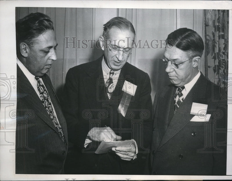 Load image into Gallery viewer, 1945 Press Photo NYC, Natl Assoc of Mfgrs, KM Robinson, L DuPont, LA Johnson
