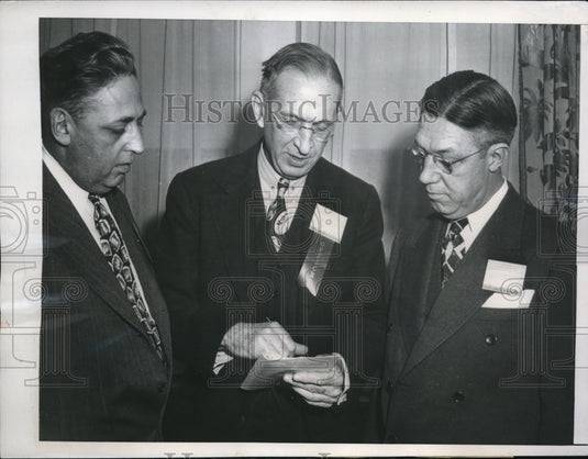 1945 Press Photo NYC, Natl Assoc of Mfgrs, KM Robinson, L DuPont, LA Johnson