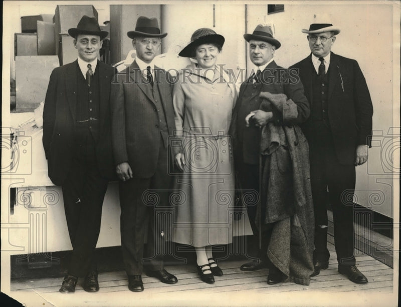 Load image into Gallery viewer, 1922 Press Photo Dr. De Witt Steiter Studies Conditions Abroad - nec32715
