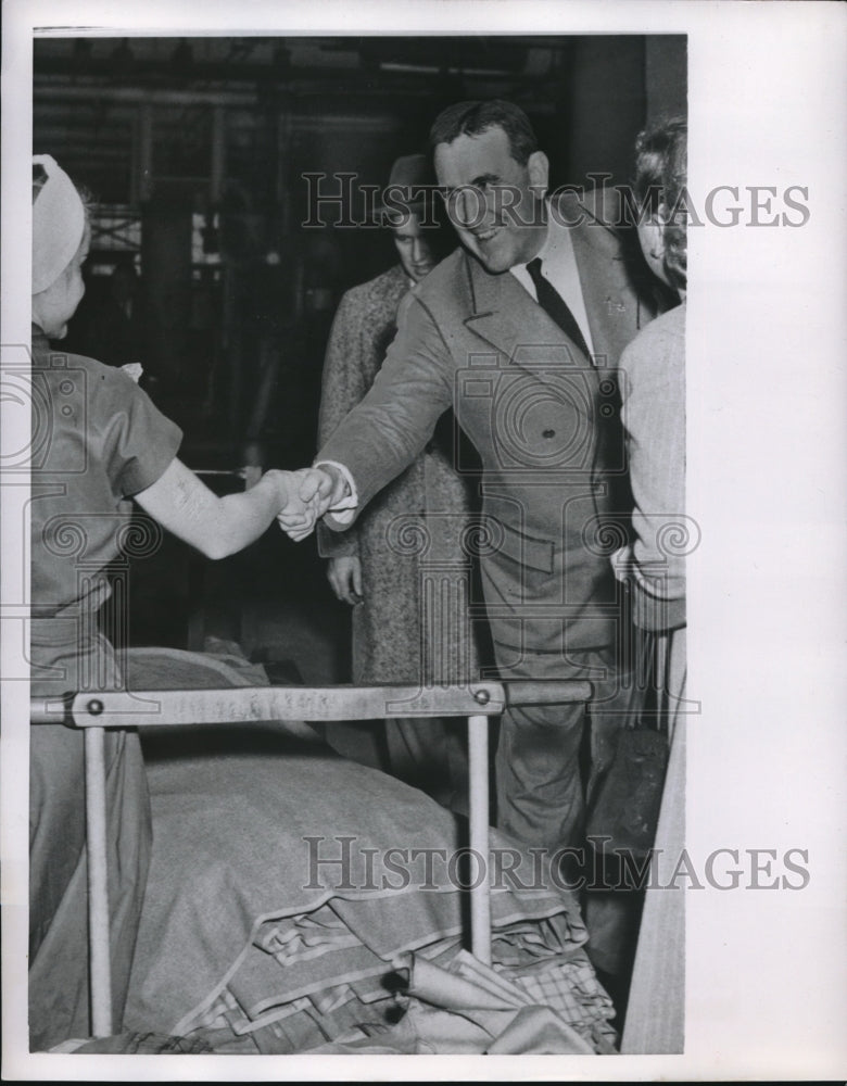 1950 Press Photo Chester Bowles, Conn Gov visits textile factory - nec32835