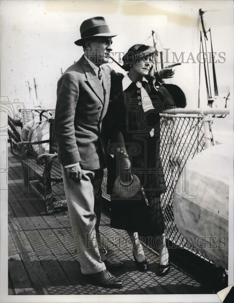 Load image into Gallery viewer, 1935 Press Photo Mr. And Mrs. Sax Rowser Arrive On SS Berengaria
