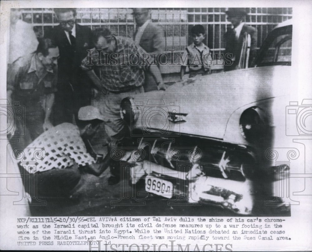 1956 Press Photo Tel Aviv Israel Resident Shines Car In The Midst Of War