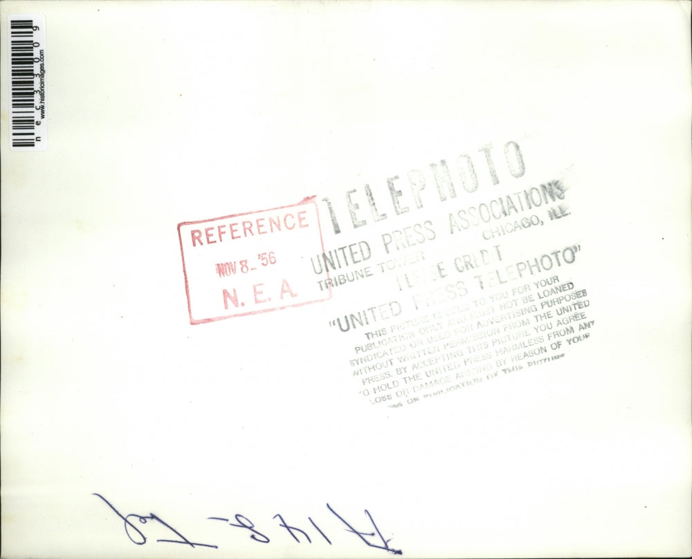 1956 Press Photo Tel Aviv Israel Resident Shines Car In The Midst Of War