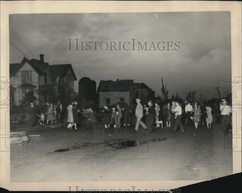 1930 Press Photo Crowds help storm suffers