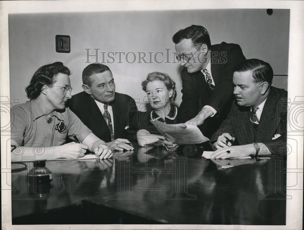 1944 Press Photo Chicago Telephone Traffic Union Members To Vote on Strike
