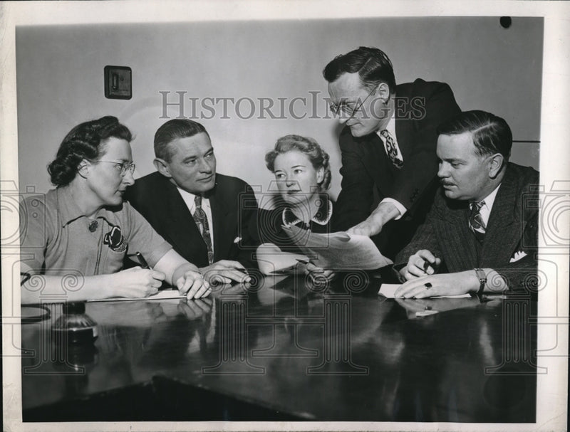 Load image into Gallery viewer, 1944 Press Photo Chicago Telephone Traffic Union Members To Vote on Strike
