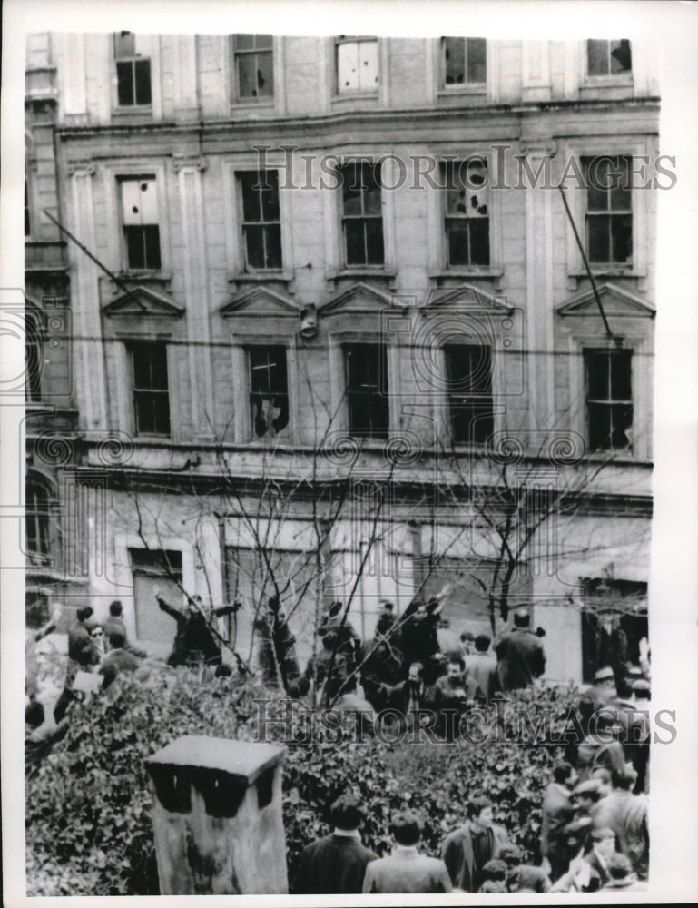 1963 Press Photo Student Mob Stones Building Of Justice Party Newspaper
