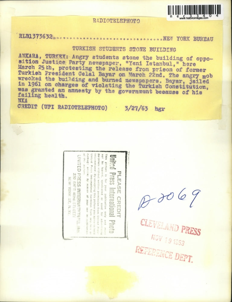 1963 Press Photo Student Mob Stones Building Of Justice Party Newspaper