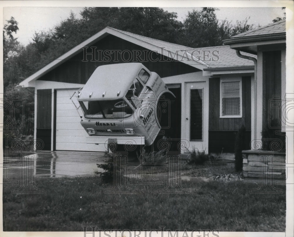 1959 Press Photo Trailer Truck Backed Into Garage By Tilting The Cab Elkhart, IN- Historic Images