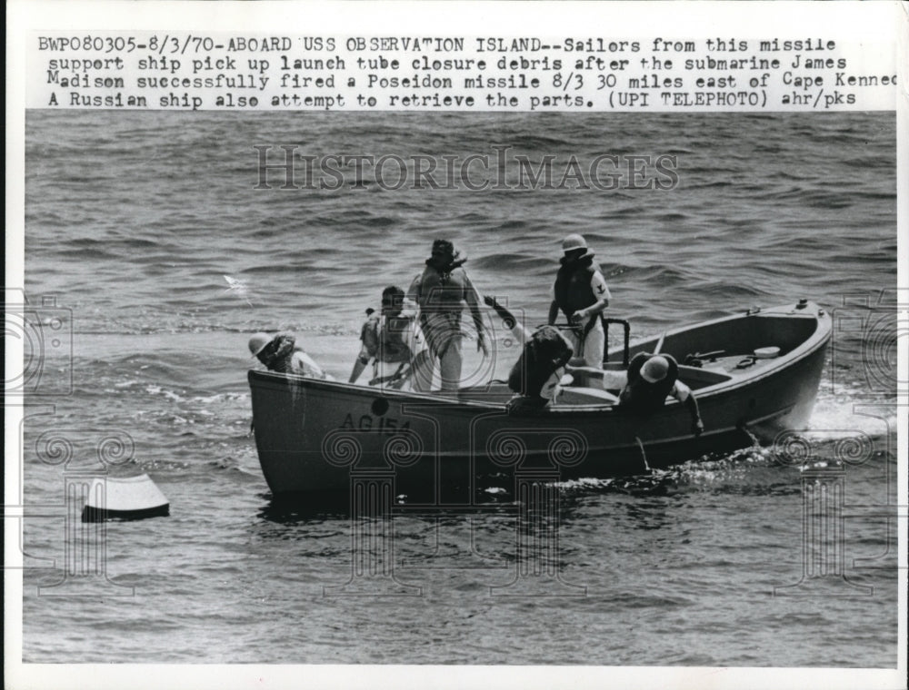 1970 Press Photo Sailors from Missile Support Ship picks up launch tube