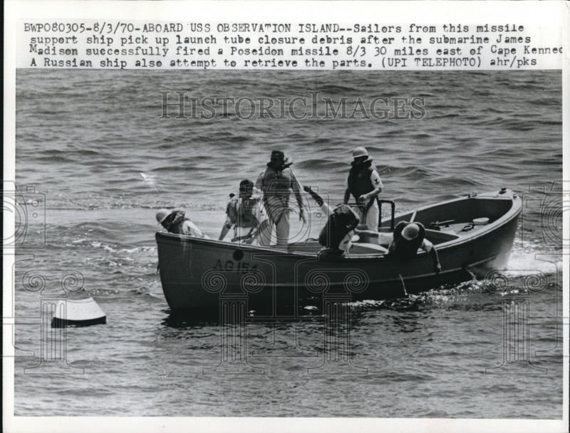 Load image into Gallery viewer, 1970 Press Photo Sailors from Missile Support Ship picks up launch tube
