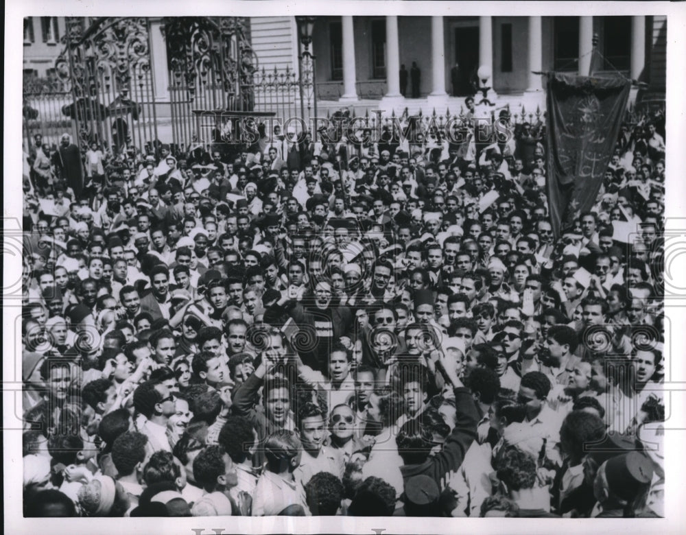 1954 Press Photo In Cairo Demonstrators Outside Republican Palace Gen Naguib