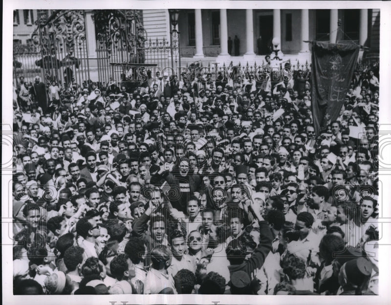 Load image into Gallery viewer, 1954 Press Photo In Cairo Demonstrators Outside Republican Palace Gen Naguib
